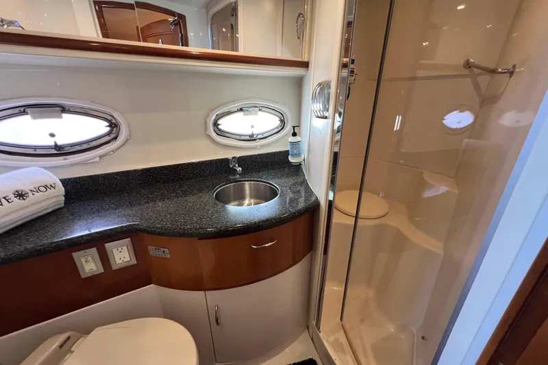 Live Now Yacht Photos Pics 2006 Carver 444 Cockpit Motor Yacht - Master Head