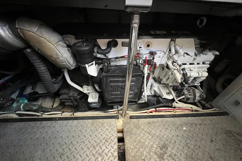 Live Now Yacht Photos Pics 2006 Carver 444 Cockpit Motor Yacht - Engine Room