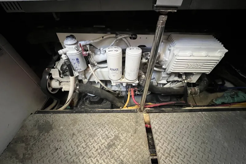 Live Now Yacht Photos Pics 2006 Carver 444 Cockpit Motor Yacht - Engine Room