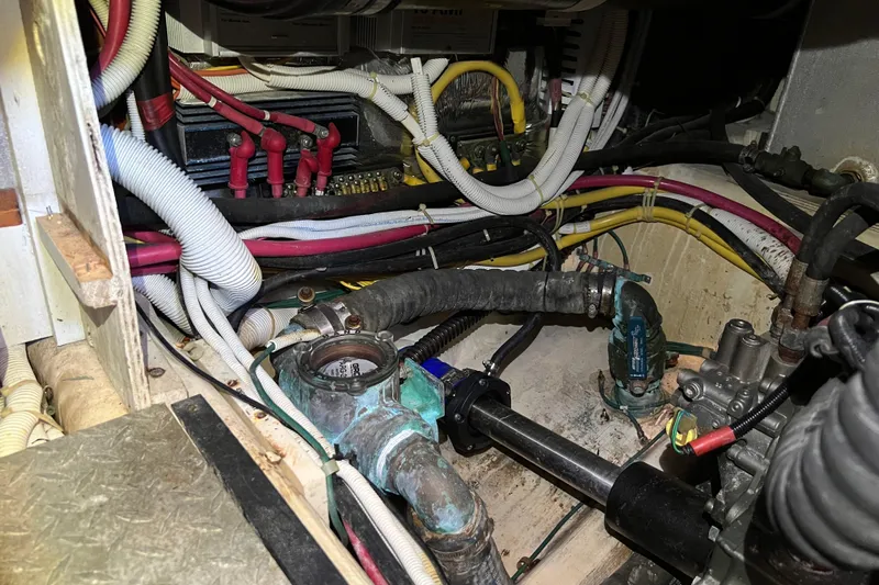 Live Now Yacht Photos Pics 2006 Carver 444 Cockpit Motor Yacht - Engine Room