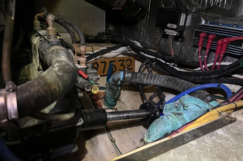 Live Now Yacht Photos Pics 2006 Carver 444 Cockpit Motor Yacht - Engine Room