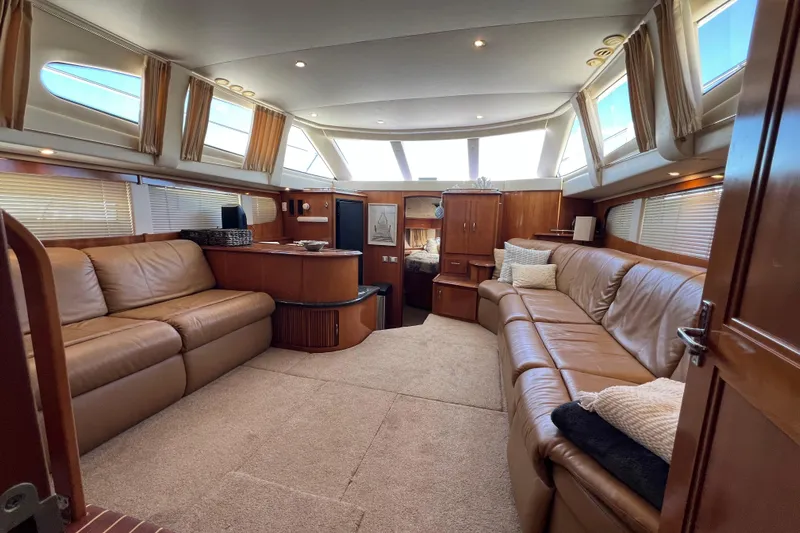 Live Now Yacht Photos Pics 2006 Carver 444 Cockpit Motor Yacht - Salon