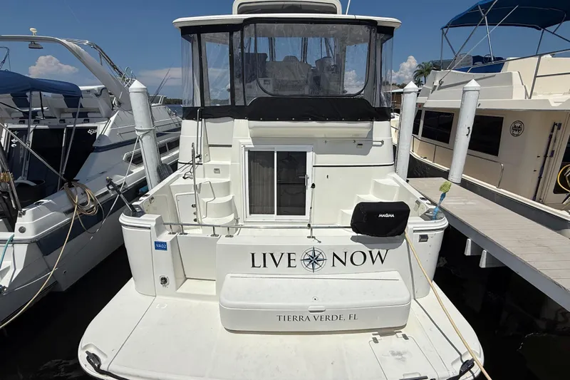 Live Now Yacht Photos Pics 2006 Carver 444 Cockpit Motor Yacht - Profile