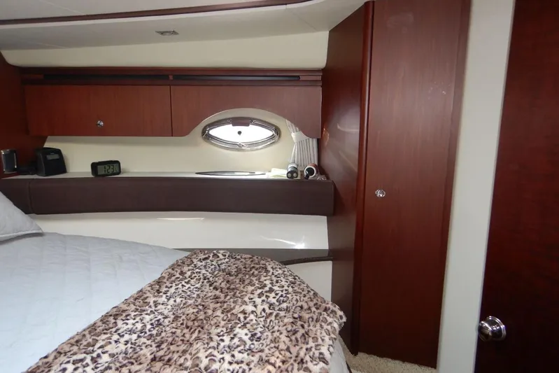  Yacht Photos Pics V-Berth Master Starboard Side