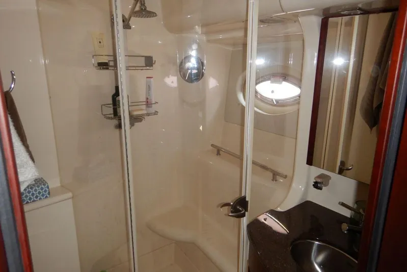  Yacht Photos Pics V-Berth Master Ensuite