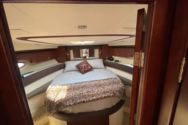  Yacht Photos Pics V-Berth Master Entry