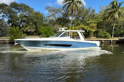 Boston Whaler 420 Outrage