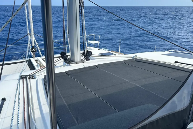 Habzie Yacht Photos Pics 2019 Lagoon 450 F Owner's Edition catamaran deck with ocean view.