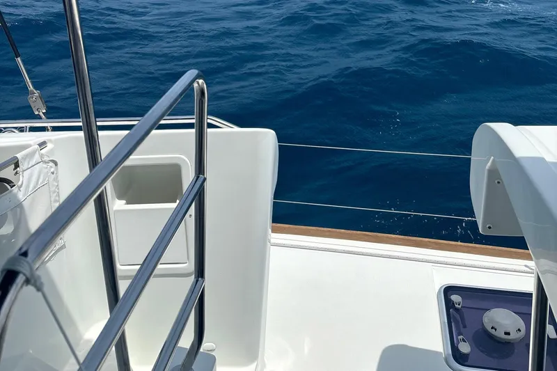 Habzie Yacht Photos Pics Lagoon 450 F Owner's Edition 2019 yacht deck with ocean view.