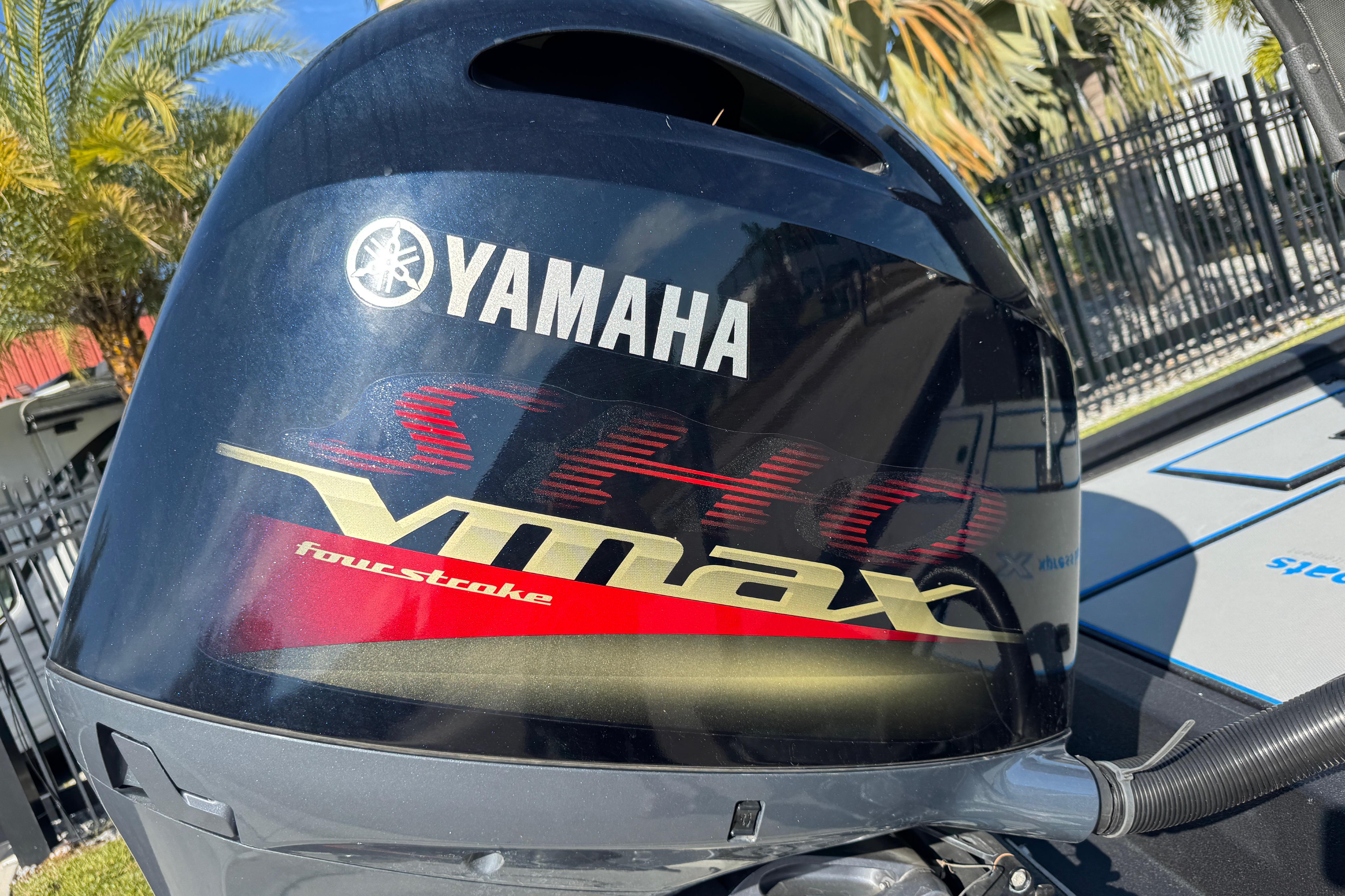 Yamaha VMAX SHO four-stroke engine on Express H20, 2025 model, with palm trees in background.