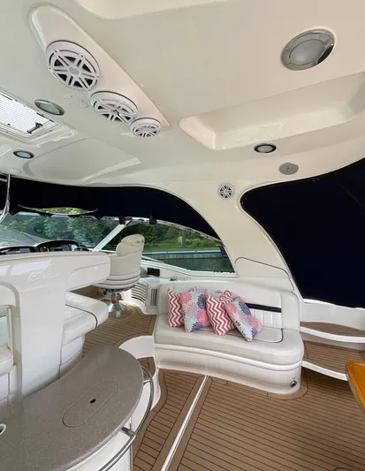 Decompressing Yacht Photos Pics Interior of 2005 Sea Ray 500 Sundancer yacht with seating and decorative pillows.