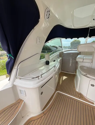 Decompressing Yacht Photos Pics Interior of 2005 Sea Ray 500 Sundancer yacht with sleek design and wooden flooring.