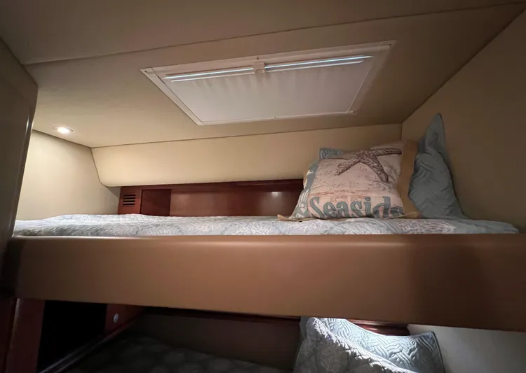 Decompressing Yacht Photos Pics Cozy cabin bunk bed in 2005 Sea Ray 500 Sundancer yacht interior.