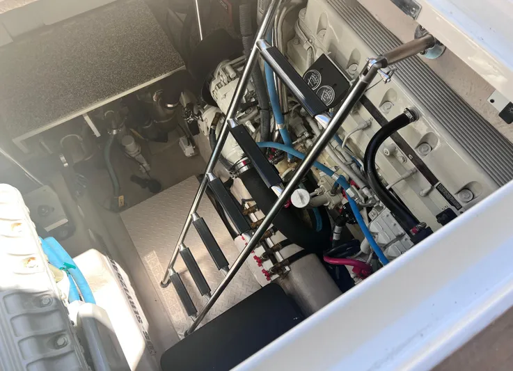 Decompressing Yacht Photos Pics Engine compartment of a 2005 Sea Ray 500 Sundancer boat, showcasing mechanical components.