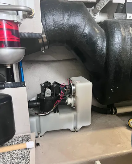 Decompressing Yacht Photos Pics Engine compartment of a 2005 Sea Ray 500 Sundancer boat, showing mechanical components.