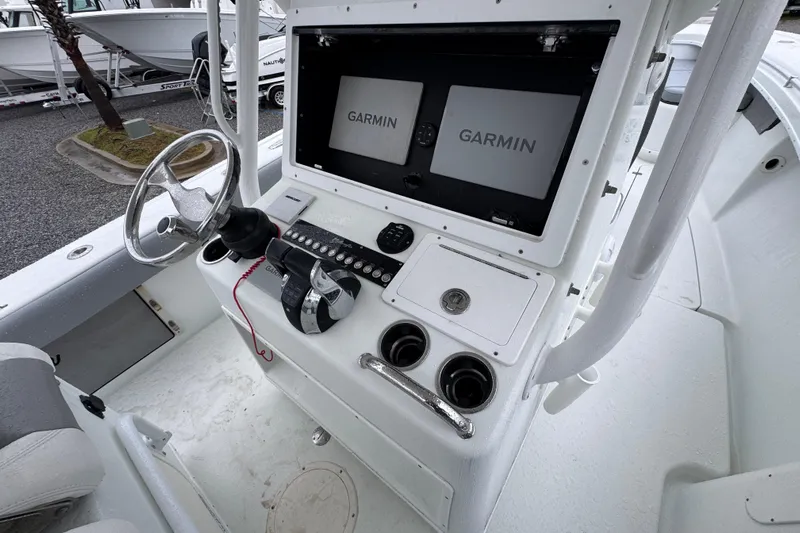  Yacht Photos Pics 2007 Yellowfin 31 Center Console boat dashboard with Garmin navigation system.