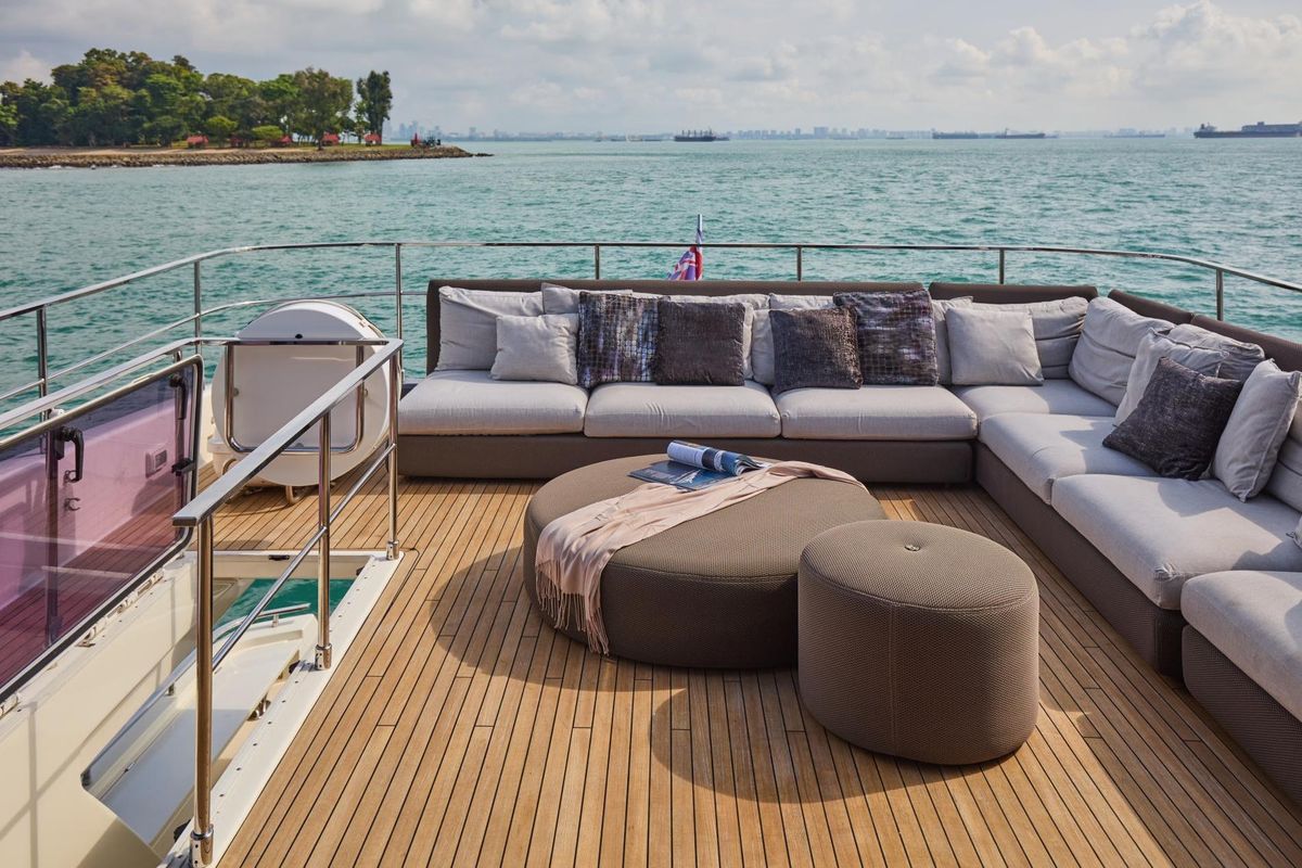 2018 Ferretti Yachts 85 