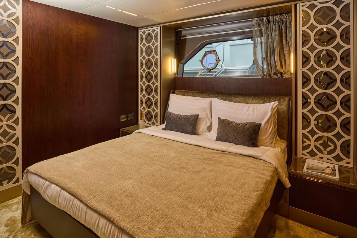 2018 Ferretti Yachts 85 