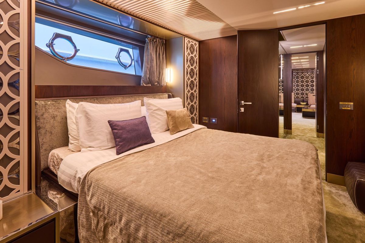 2018 Ferretti Yachts 85 