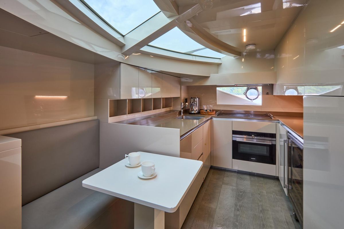 2018 Ferretti Yachts 85 