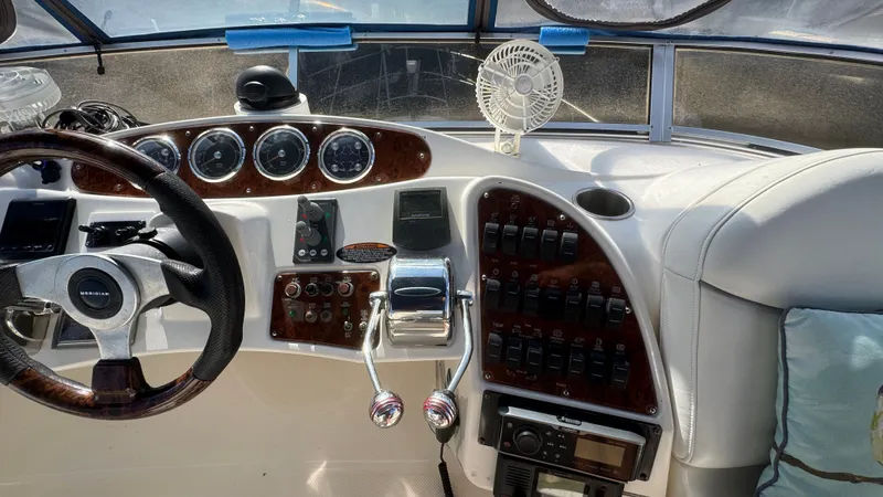 Jolly Roger Too Yacht Photos Pics 2004 Meridian 459 Flybridge Helm