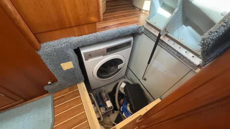 Jolly Roger Too Yacht Photos Pics 2004 Meridian 459 Laundry