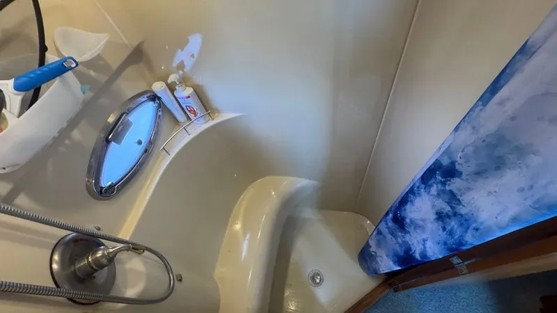 Jolly Roger Too Yacht Photos Pics 2004 Meridian 459 Aft Primary Stateroom Ensuite Head