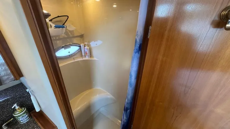 Jolly Roger Too Yacht Photos Pics 2004 Meridian 459 Aft Primary Stateroom Ensuite Head