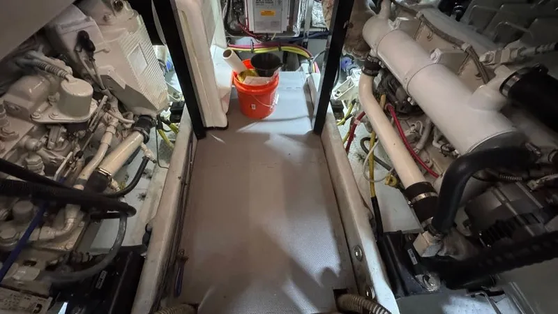 Jolly Roger Too Yacht Photos Pics 2004 Meridian 459 Engine Room