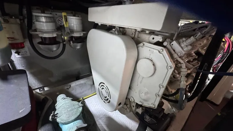 Jolly Roger Too Yacht Photos Pics 2004 Meridian 459 Engine Room