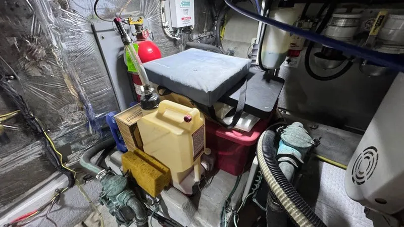 Jolly Roger Too Yacht Photos Pics 2004 Meridian 459 Engine Room