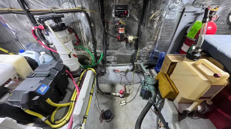 Jolly Roger Too Yacht Photos Pics 2004 Meridian 459 Engine Room