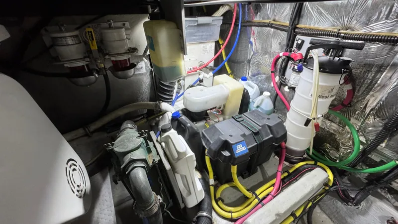 Jolly Roger Too Yacht Photos Pics 2004 Meridian 459 Engine Room