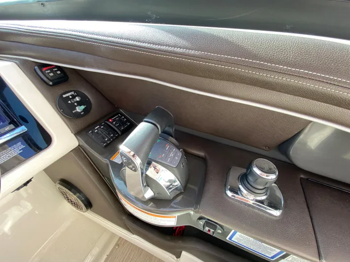  Yacht Photos Pics 2016-Sea-Ray-350-SLX-MarineMax-Pensacola