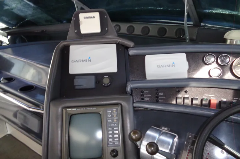 Snri Yacht Photos Pics 1991 Sea Ray 480 Sundancer helm with Garmin and Simrad navigation systems.