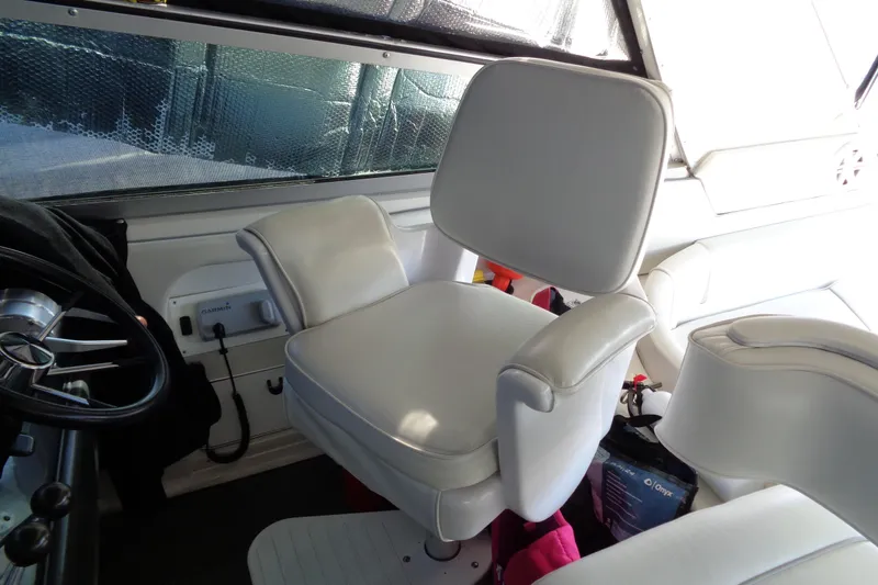 Snri Yacht Photos Pics Captain's chair on 1991 Sea Ray 480 Sundancer yacht, featuring white upholstery and helm controls.