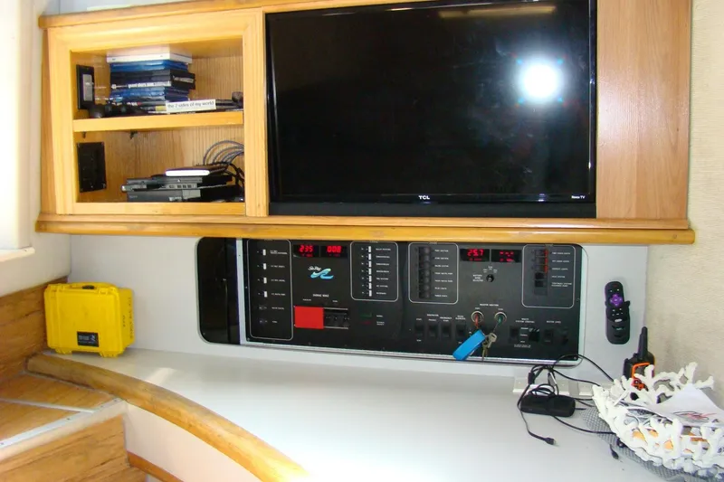 Snri Yacht Photos Pics Control panel and entertainment setup on a 1991 Sea Ray 480 Sundancer yacht.