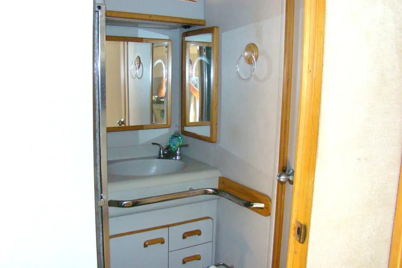 Snri Yacht Photos Pics Bathroom vanity area on 1991 Sea Ray 480 Sundancer yacht with mirror and sink.