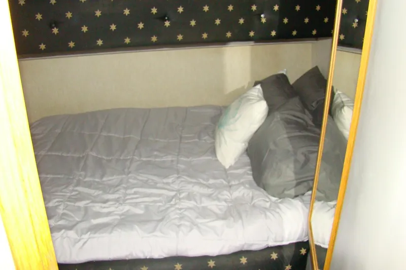 Snri Yacht Photos Pics Cozy bedroom interior of 1991 Sea Ray 480 Sundancer yacht with star-patterned decor.