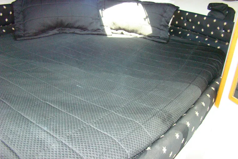 Snri Yacht Photos Pics Luxurious black bedding in 1991 Sea Ray 480 Sundancer cabin.