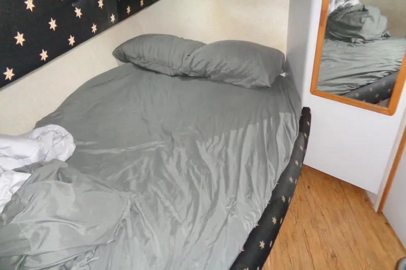 Snri Yacht Photos Pics Cozy bedroom with gray bedding in 1991 Sea Ray 480 Sundancer yacht cabin.