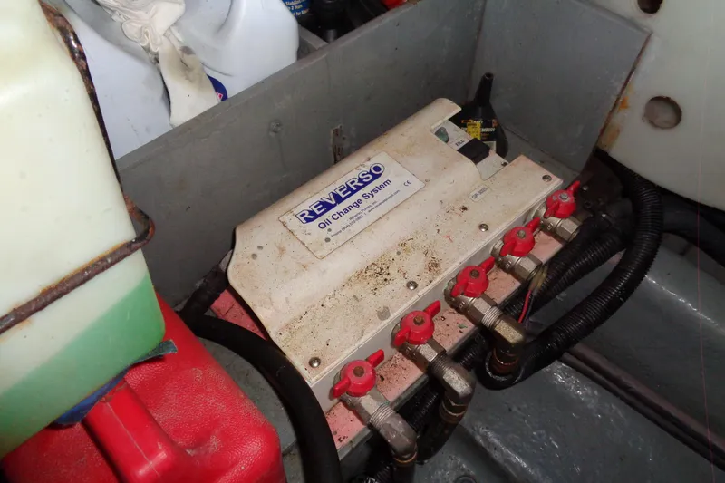 Snri Yacht Photos Pics Reverso oil change system in 1991 Sea Ray 480 Sundancer engine compartment.