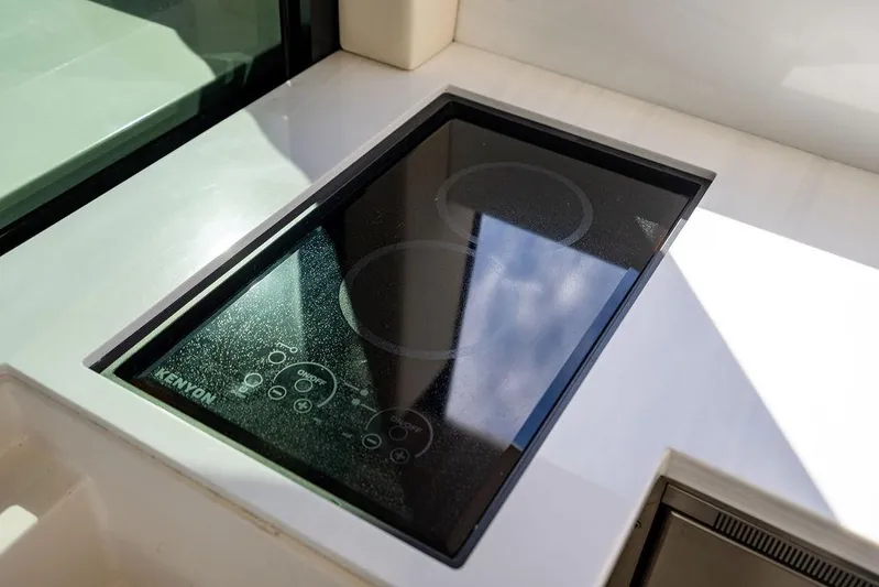 2021 Regal 38 Xo Yacht Photos Pics Built-in stovetop on 2021 Regal 38 XO yacht kitchen counter.