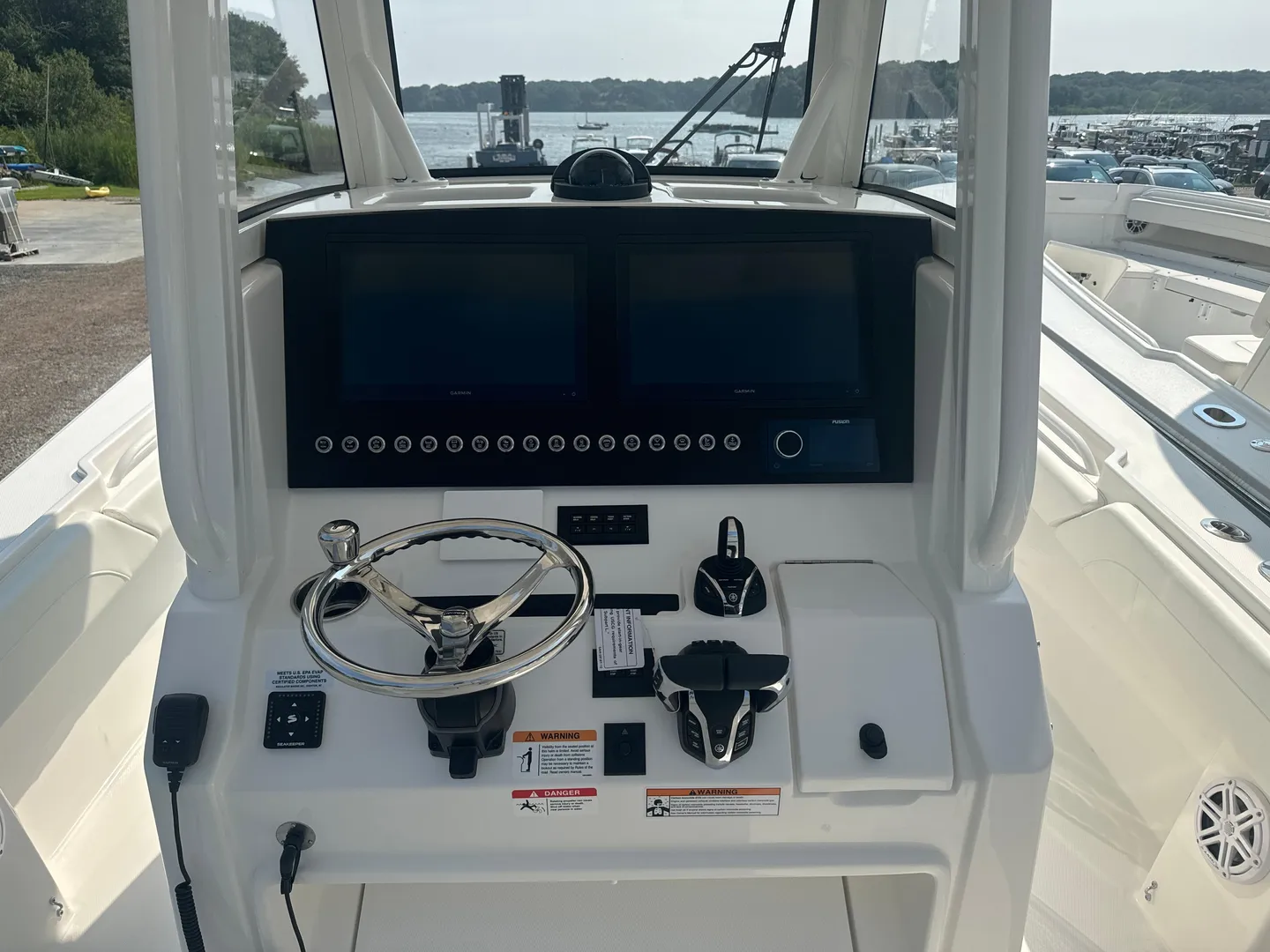 2025 Regulator 28 Photo