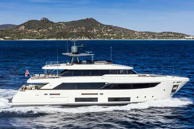 Custom Line Navetta 33