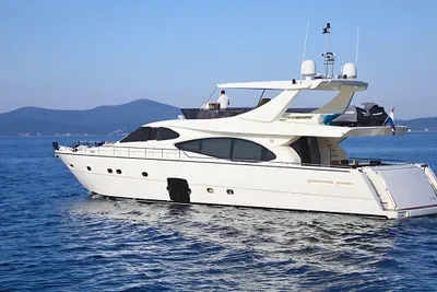 Ferretti Yachts 780
