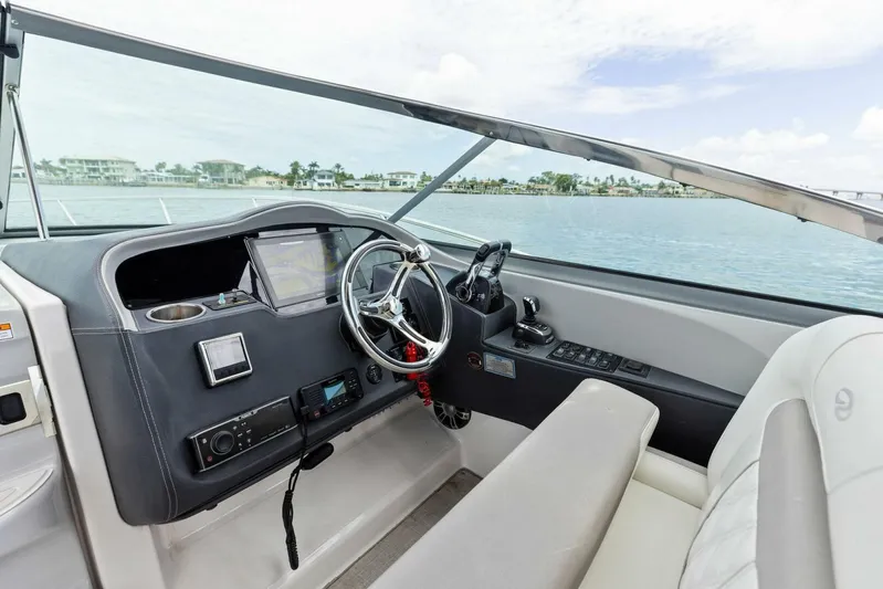 Snuffleupagus Yacht Photos Pics 2020 Regal 33 XO 'Snuffleupagus'-Helm