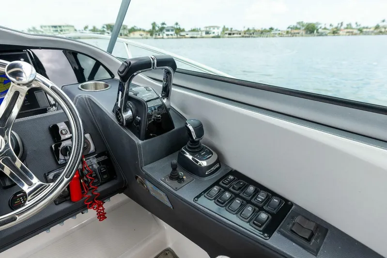 Snuffleupagus Yacht Photos Pics 2020 Regal 33 XO 'Snuffleupagus'-Helm Controls