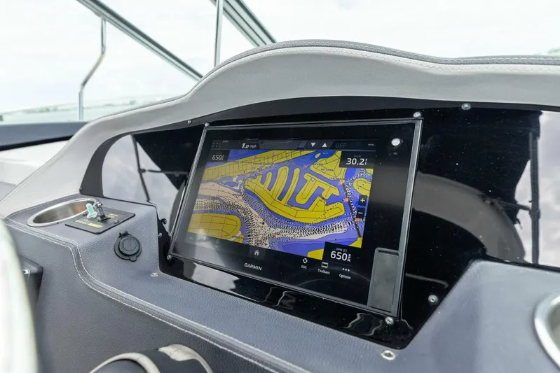 Snuffleupagus Yacht Photos Pics 2020 Regal 33 XO 'Snuffleupagus'-Helm Display