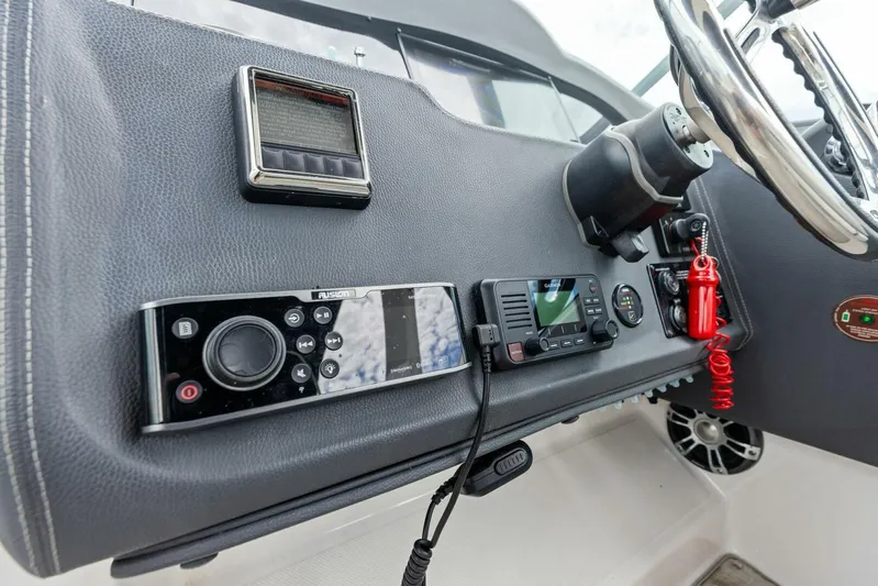 Snuffleupagus Yacht Photos Pics 2020 Regal 33 XO 'Snuffleupagus'-Helm Electronics